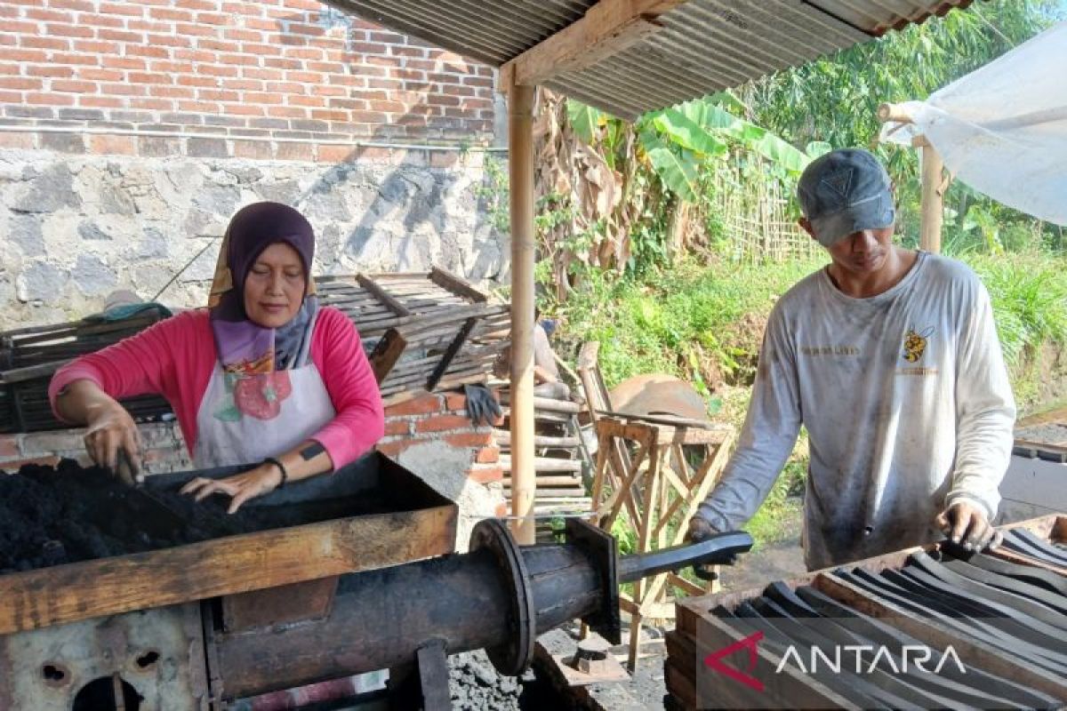 Jelang Idul Adha, permintaan arang tempurung kelapa meningkat