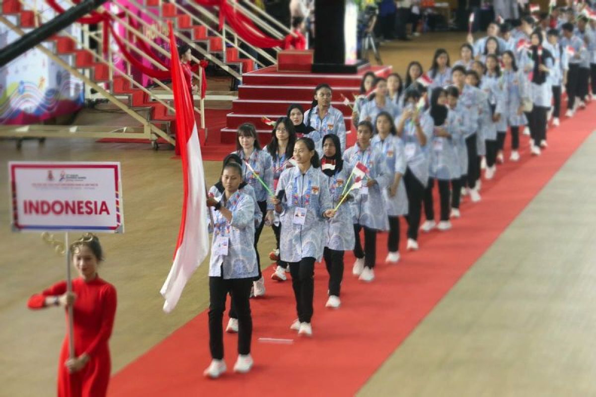 Kontingen Indonesia mengenakan batik dalam upacara pembukaan ASG 2024