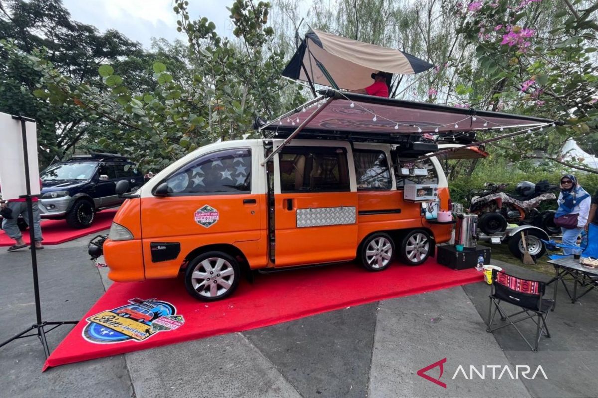 Keren!! Daihatsu Espass 1996 dimodifikasi jadi "campervan" enam roda