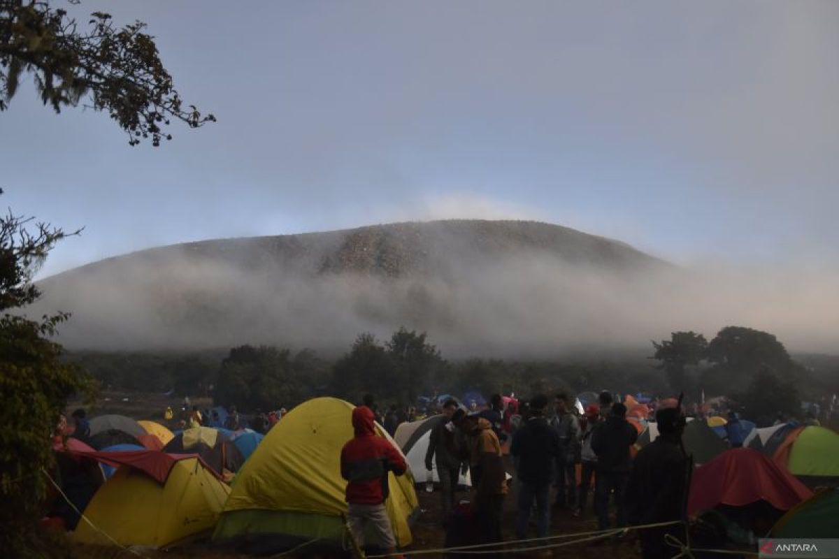 Aktivitas pendakian Gunung Dempo ditutup setelah erupsi