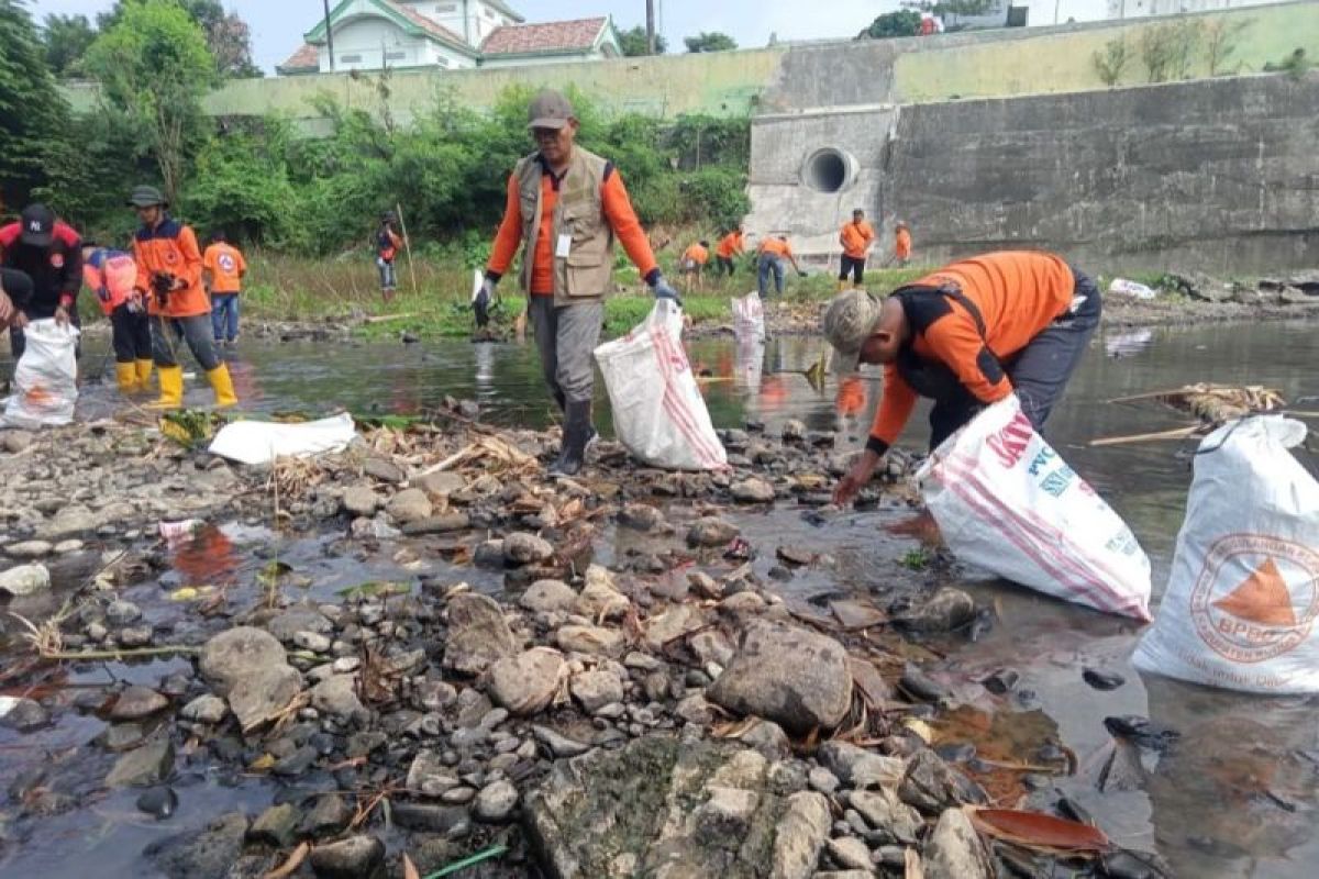 Festival Kali Gelis  ditutup dengan aksi bersih-bersih sungai