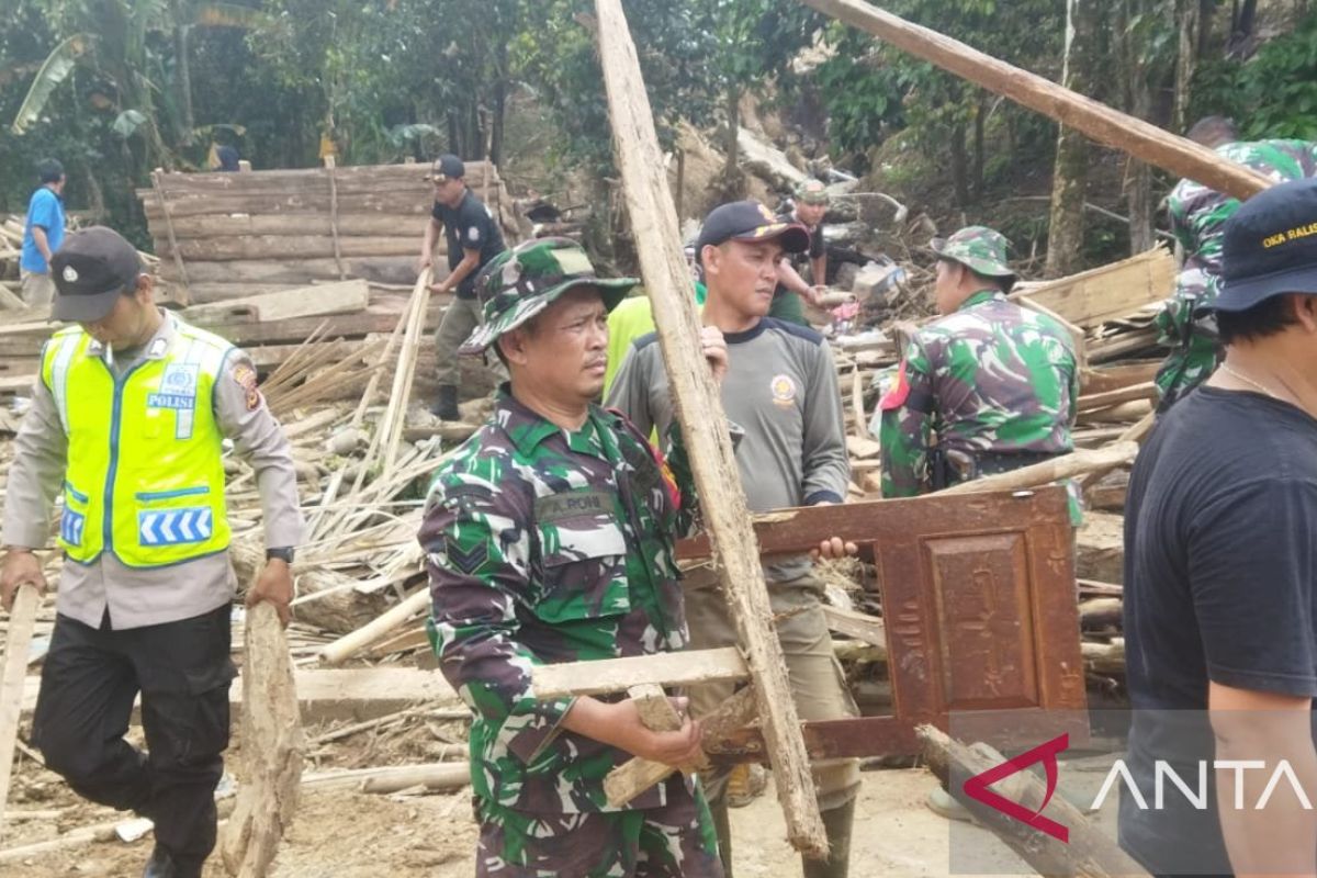 Personel Polres OKU bantu warga bersihkan  material sisa banjir