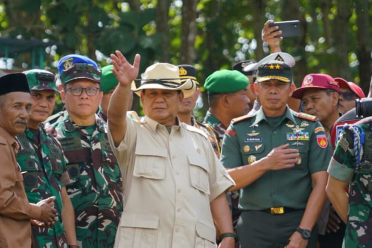 Menhan Prabowo Subianto tinjau pemasangan pipa air bersih di Gunungkidul