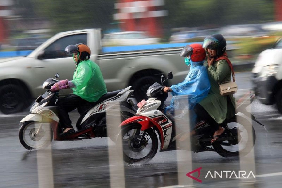 BMKG prakirakan cuaca rabu hujan ringan di kota besar di Indonesia