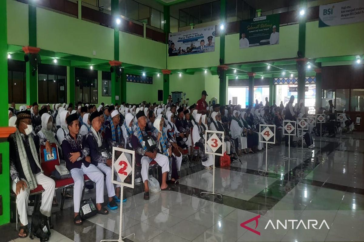 Embarkasi Solo  terbangkan JCH Jateng-DIY 82 kloter ke Tanah Suci