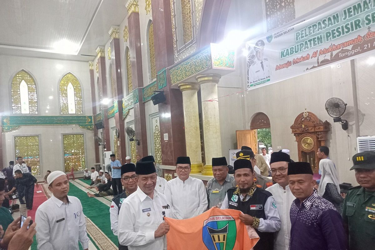 Bupati Rusma Yul Anwar lepas 143 orang jemaah haji di Pessel