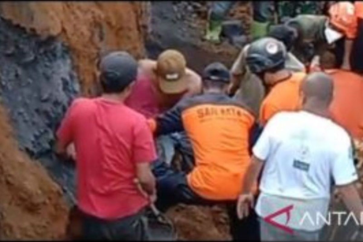 Sejumlah penambang pasir tertimbun longsor di Pronojiwo Lumajang