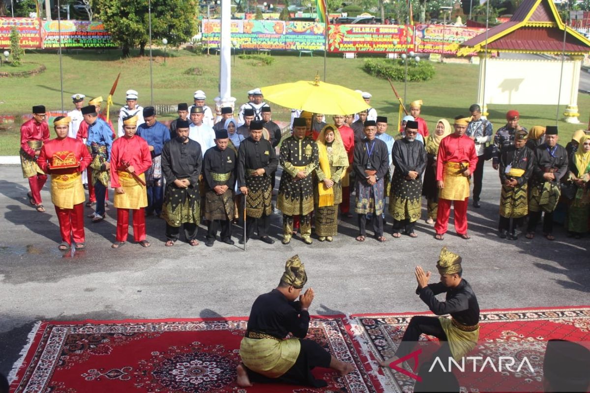 Kasal Laksamana M Ali dianugrahi gelar adat oleh LAM Riau