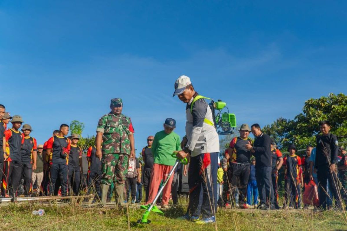 Ikut Gotong Royong, Gubernur Disambut Hangat Warga Desa Tengkapak