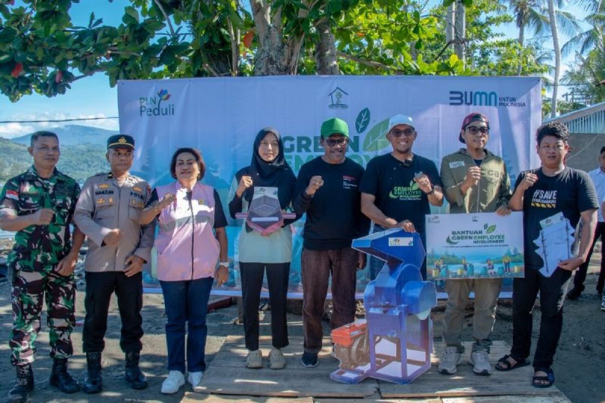 PLN Papua gelar aksi bersih sampah plastik Pantai Ciberi Jayapura