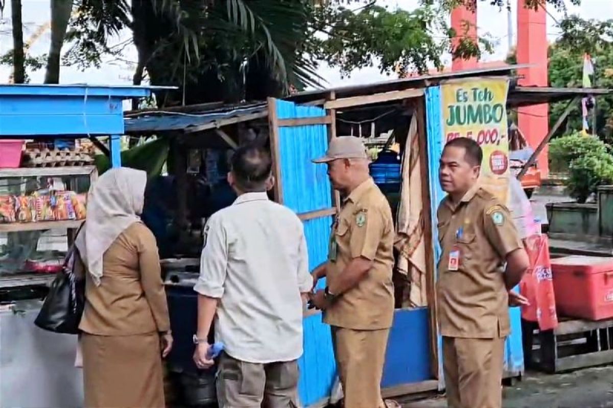 Dispora tertibkan PKL di jalan masuk Stadion 29 November Sampit