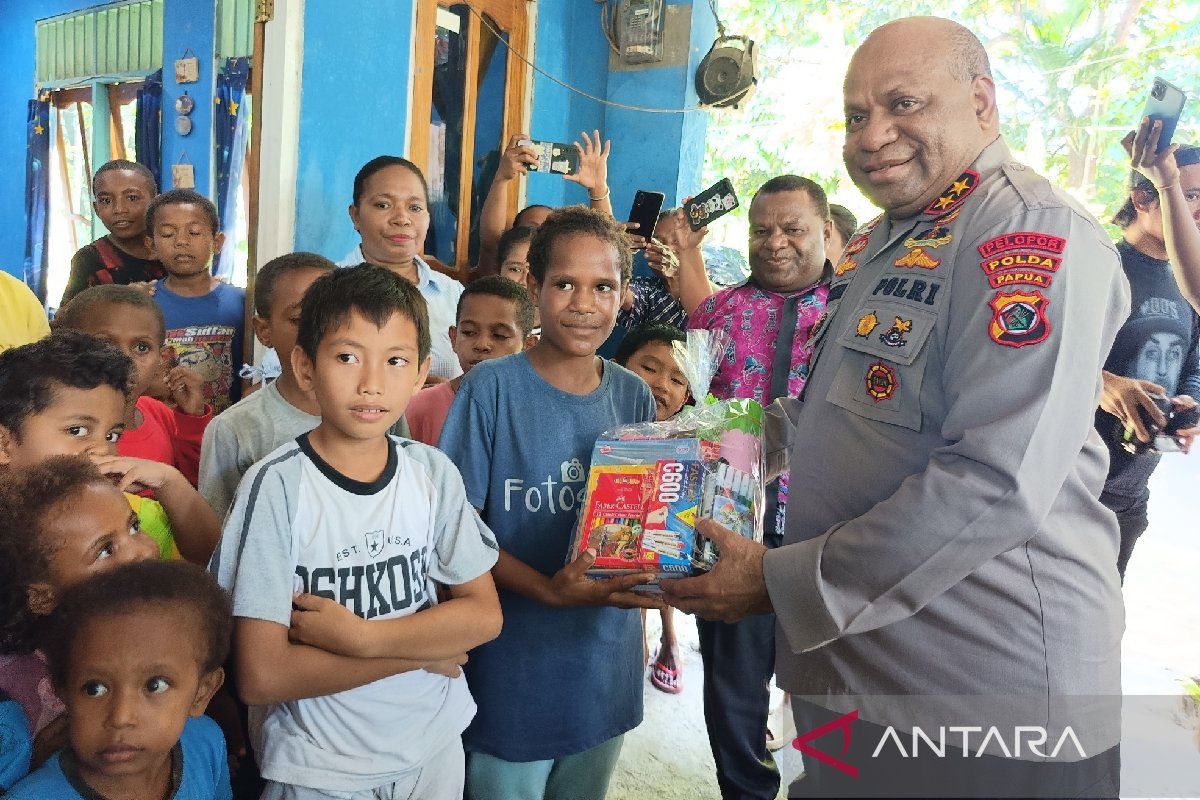 Kapolda Papua bantu alat tulis bagi anak putus sekolah di Komba Sentani