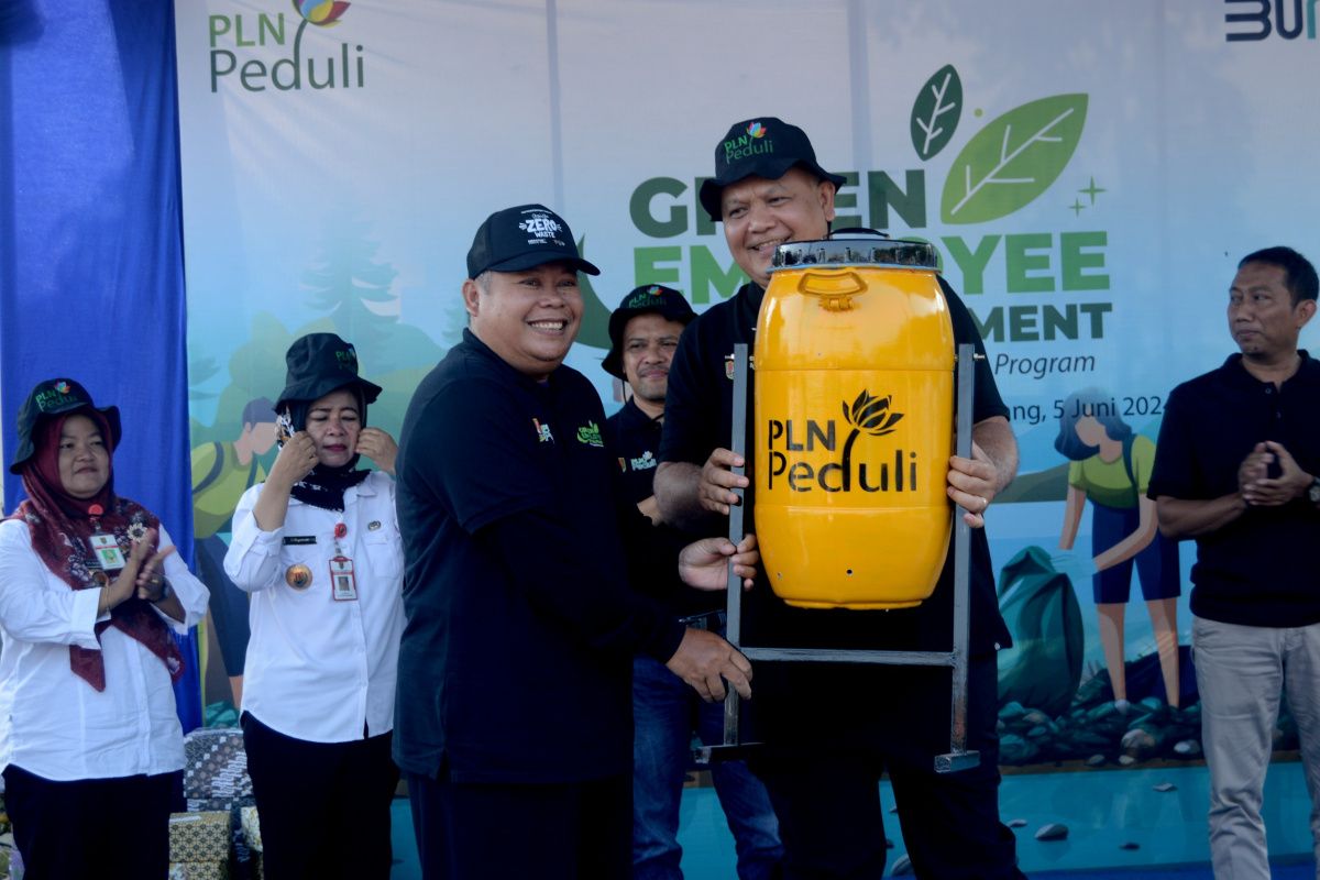 PLN percantik Pantai Mangunharjo jelang libur Idul Adha