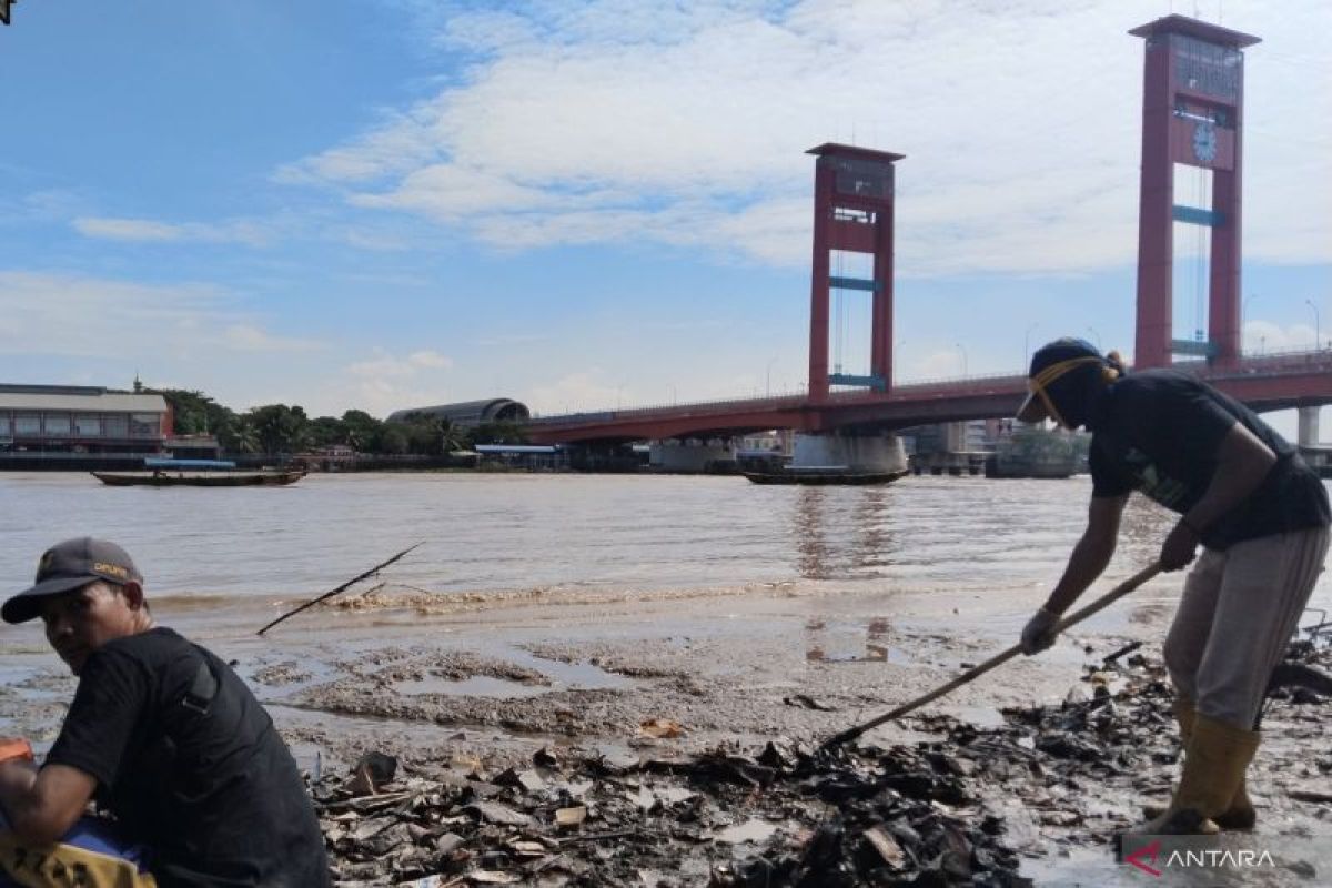 PLN bersihkan 1,5 ton sampah  di pinggir Sungai Musi