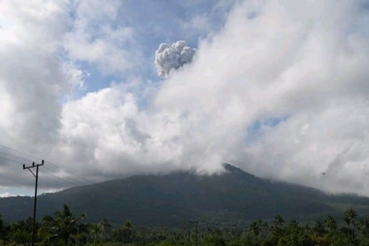 Gunung Lewotobi Laki-laki lontarkan abu setinggi 1.000 meter