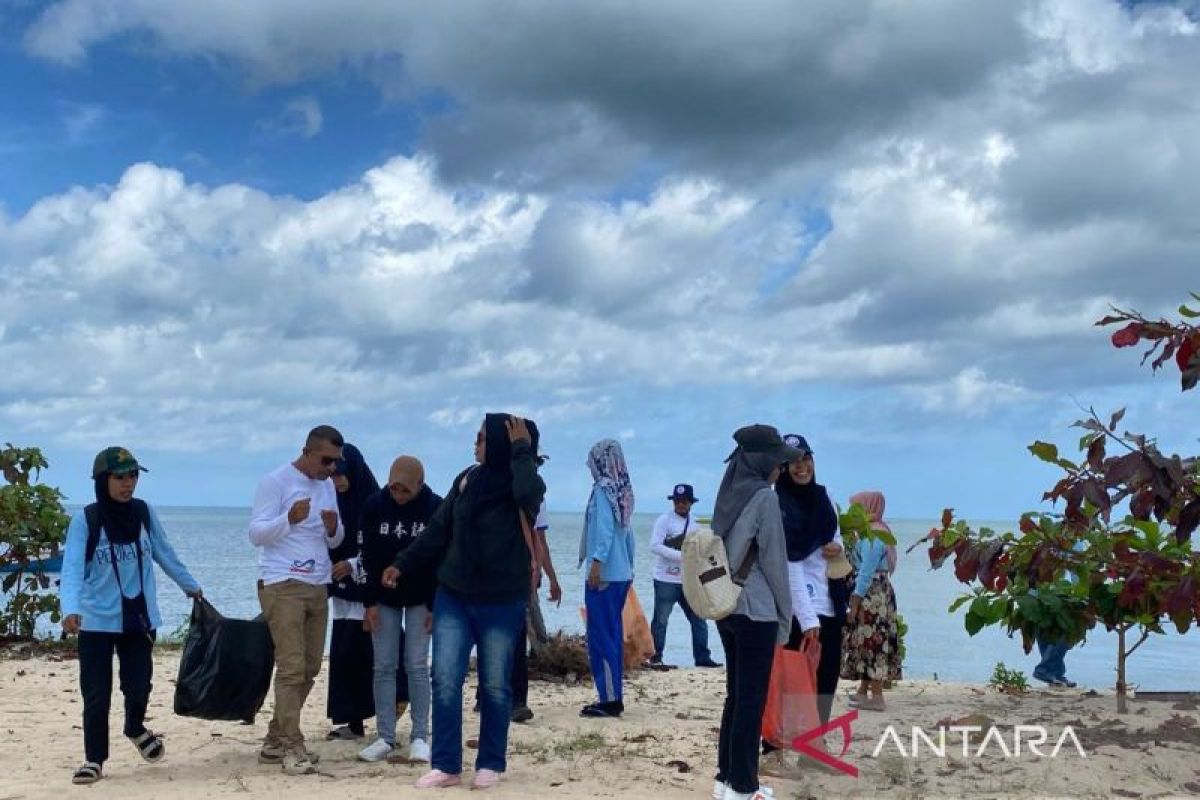 DKP Muna Barat gelar kerja bakti peringati Hari Laut di Pantai Pajala