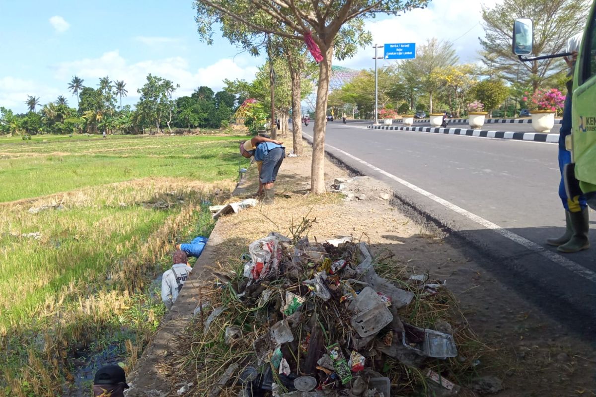 Petugas patroli sampah drainase di Mataram disiagakan di jalur bandara