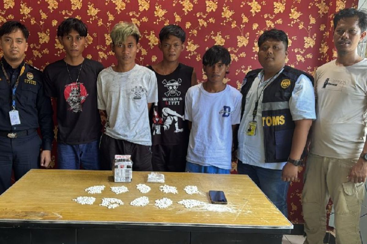 Bea Cukai Jayapura dan Ditnarkoba tangkap empat orang pemasok pil koplo
