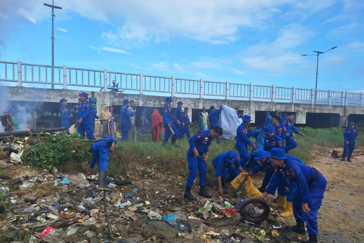 Dit Polairud Polda Sultra bersih-bersih pantai kawasan Teluk Kendari