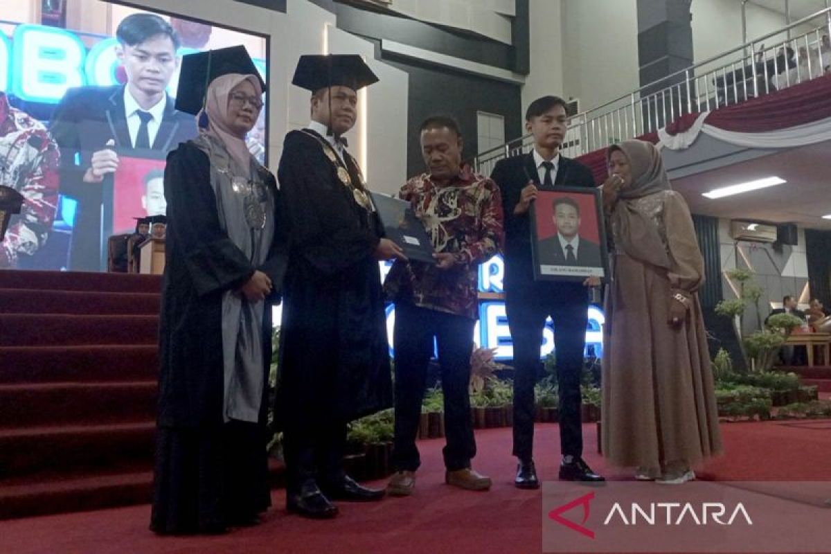 Yaya wakili wisuda mendiang anak semata wayang di UMP