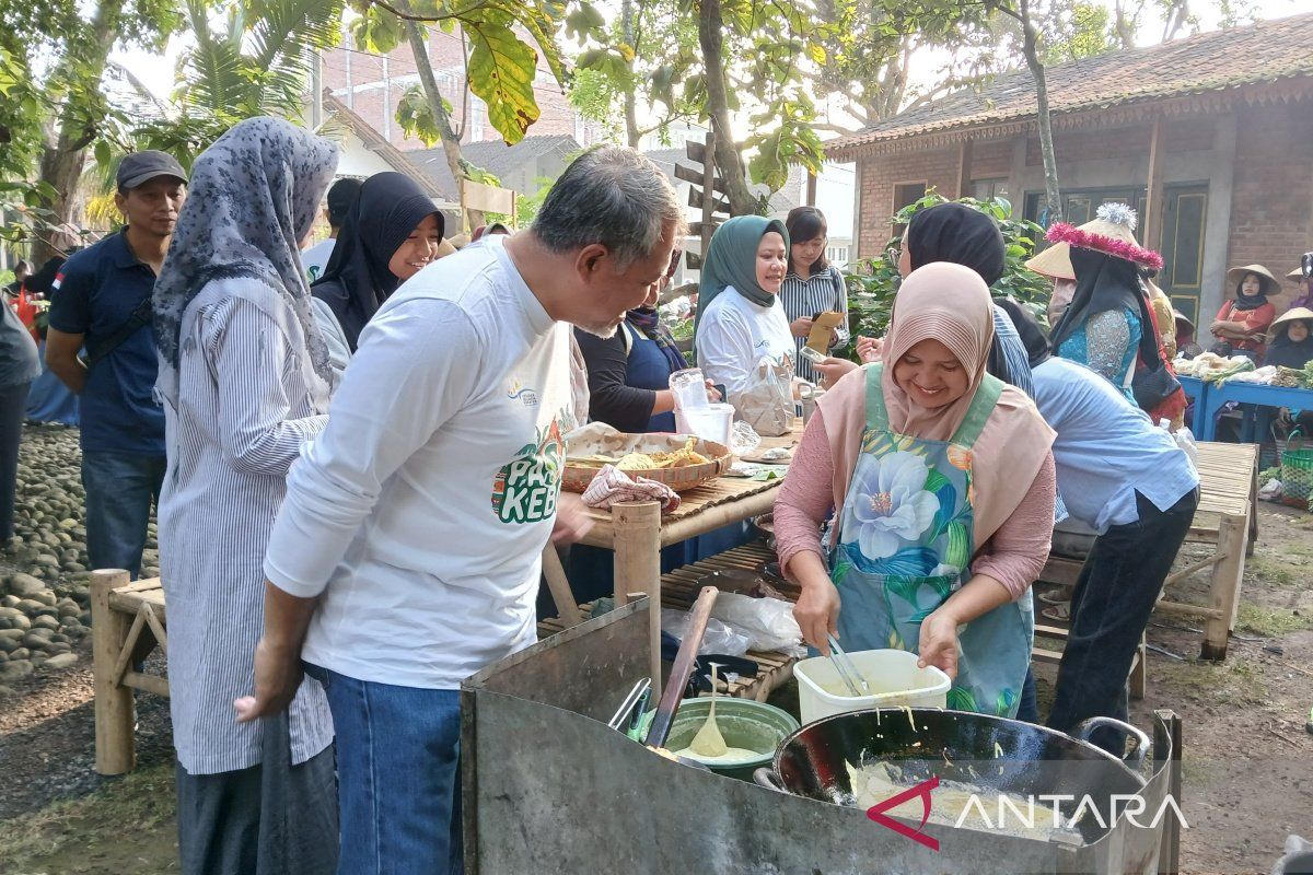 Pj Bupati:  Pasar Kebon Kranggan Temanggung berdayakan anggota "kube"