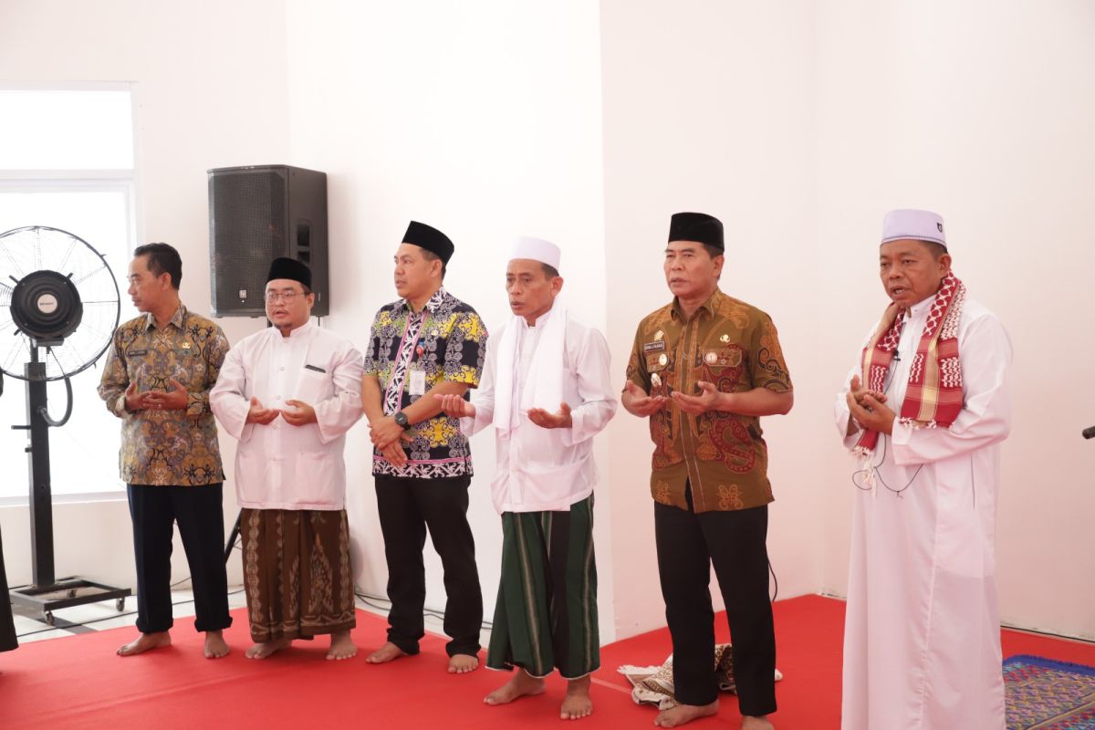 Jumatan di Masjid Pemprov, Gubernur Zainal Himbau ASN untuk Selalu Jaga Ketakwaan