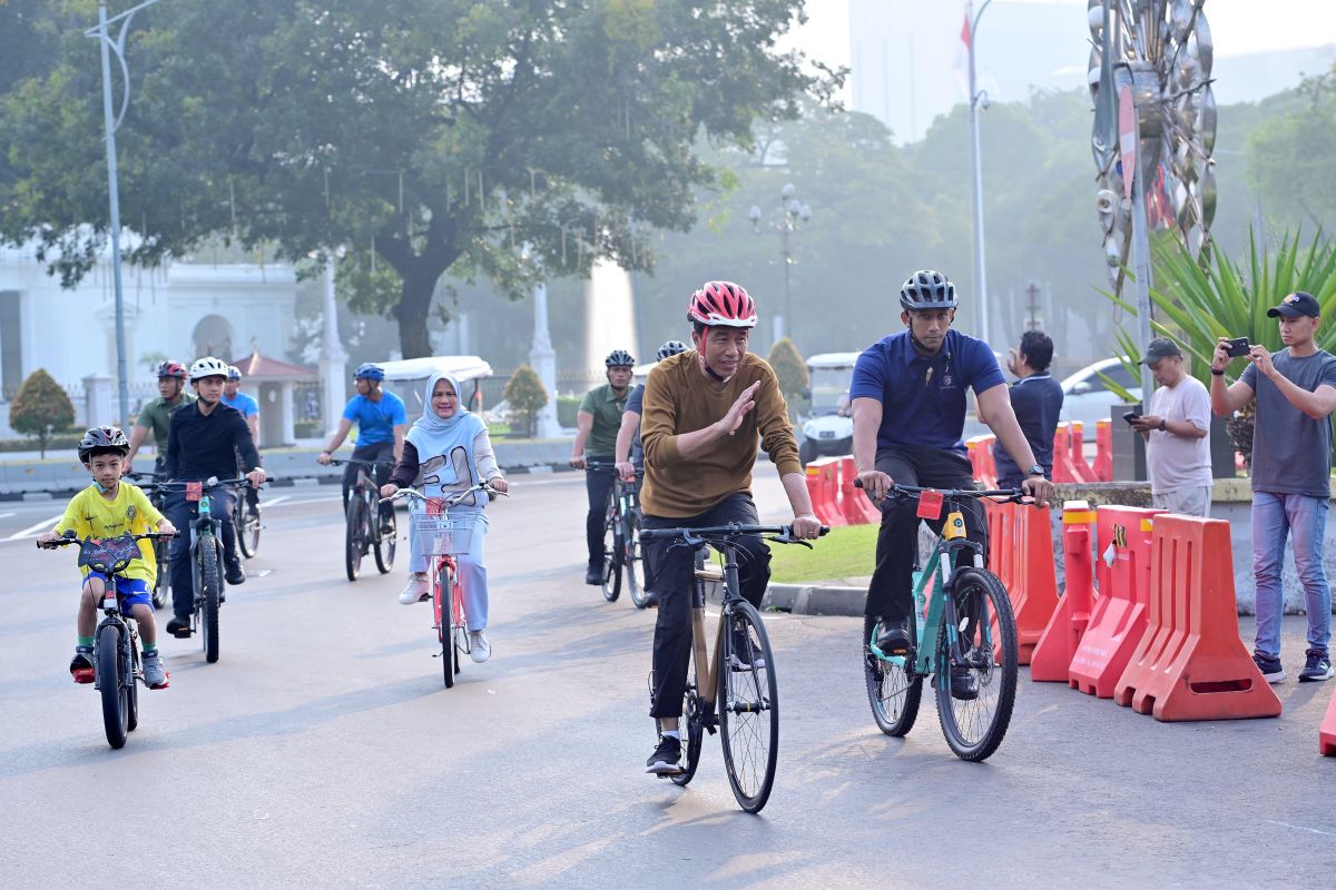 Jokowi dan Ibu Iriana ajak cucunya Jan Ethes bersepada Minggu pagi