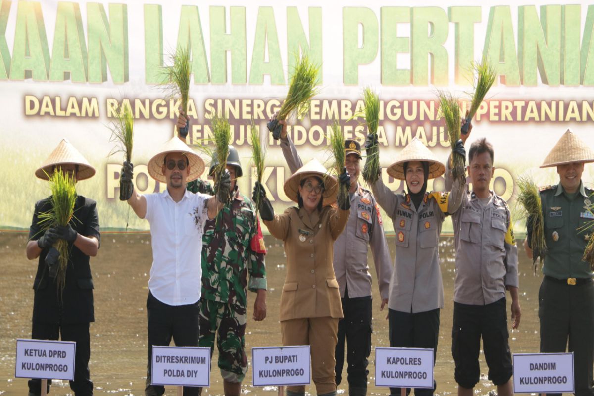 Polres Kulon Progo membuka lahan pertanian baru 9,5 hektare di Banaran