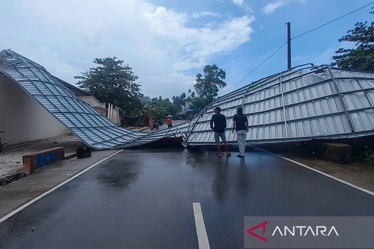 Atap tribun lapangan bola senilai Rp1,2 miliar di Natuna ambruk