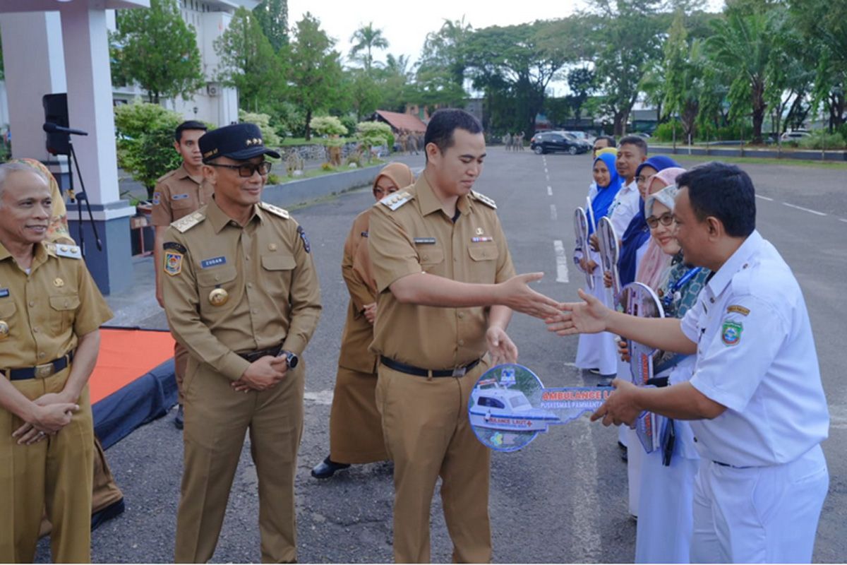 Pemkab Pangkep serahkan ambulans kepada delapan puskesmas