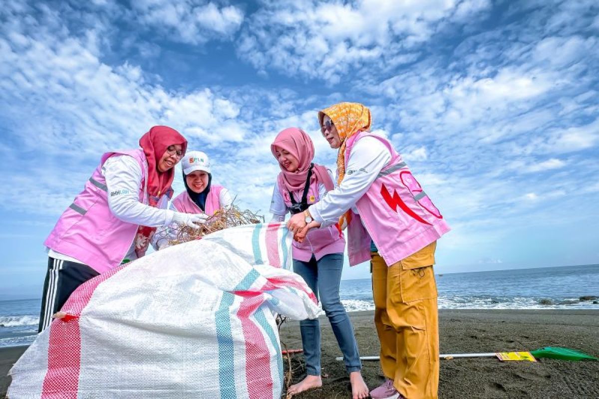 Srikandi PLN dan Komunitas Peduli Lingkungan berjibaku kumpulkan sampah