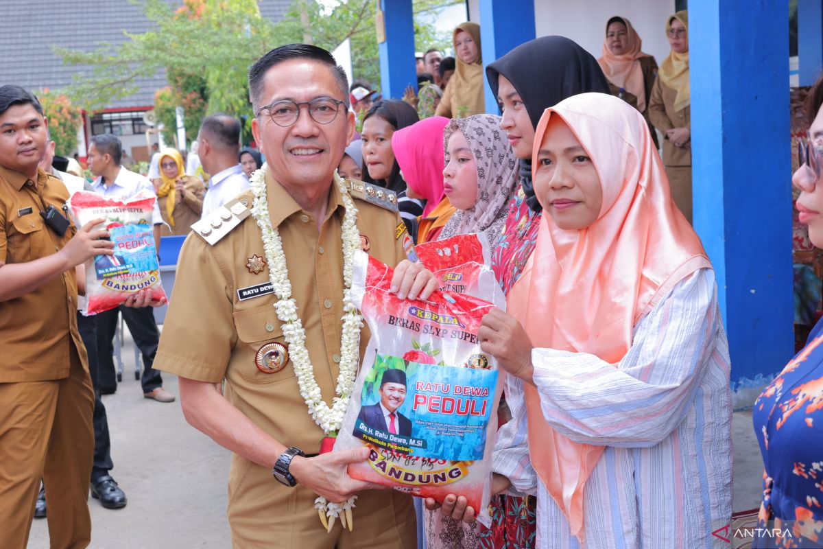 Pemkot Palembang bagikan 300 paket sembako  ke wali murid siswa