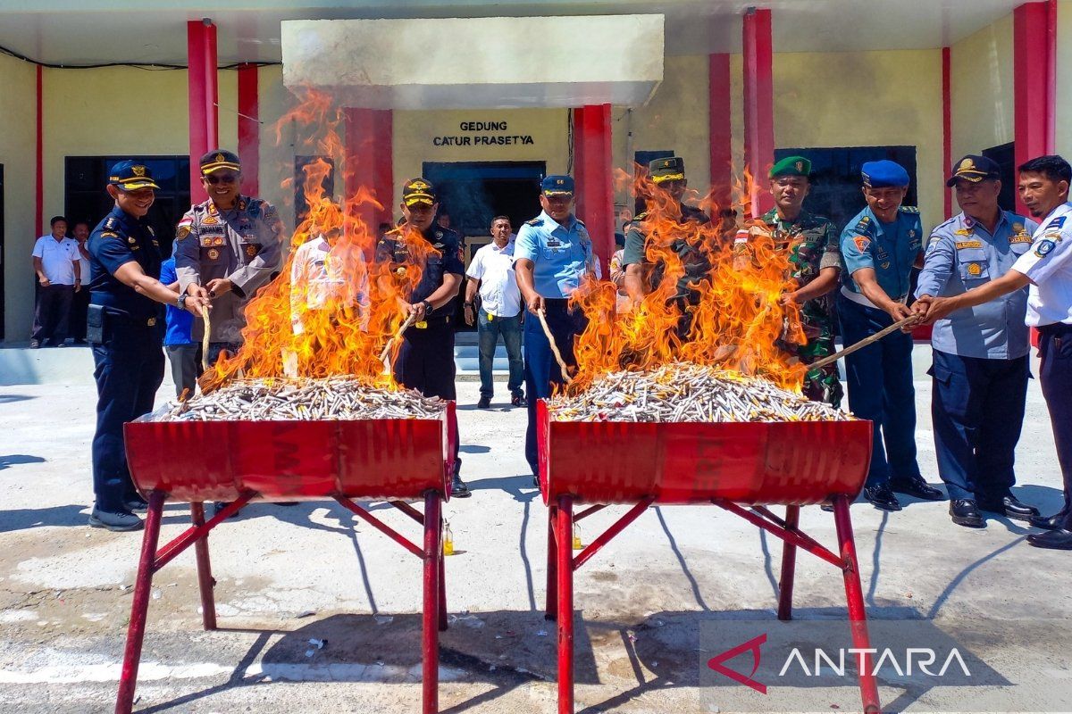 Bea cukai Kepri musnahkan 243.220 batang rokok ilegal di Natuna