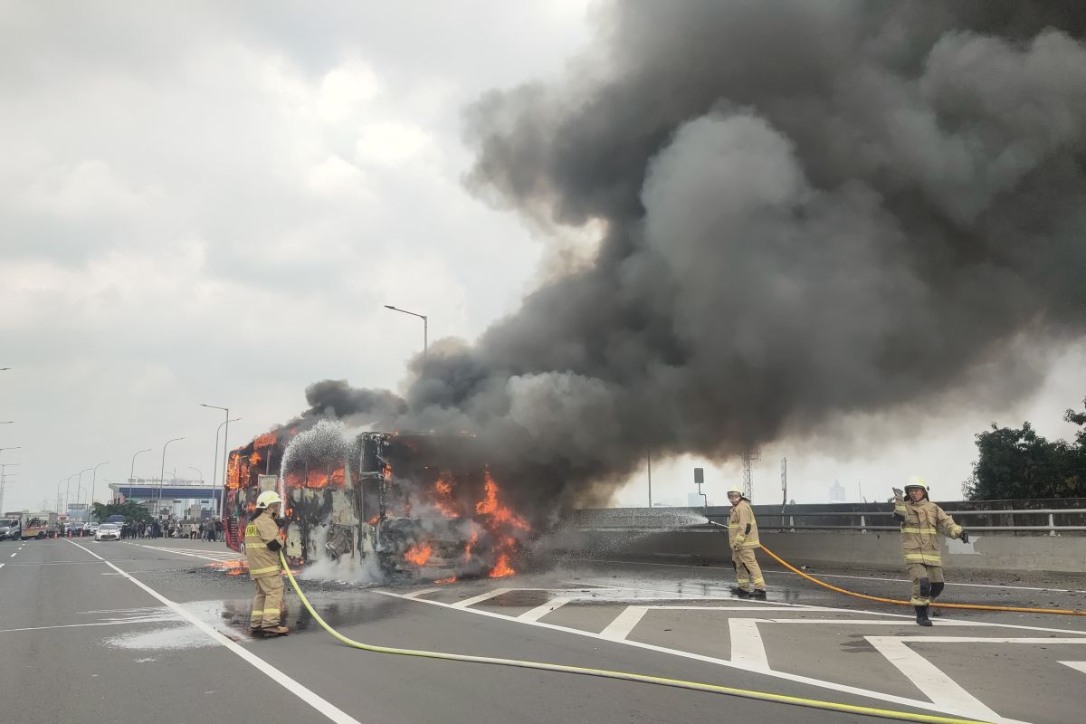 Puluhan penumpang asal Kalsel selamat usai bus pariwisata terbakar di Tol Jakarta Timur