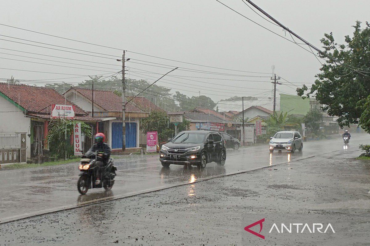 BMKG prakirakan hujan ringan guyur kota-kota besar pada Selasa