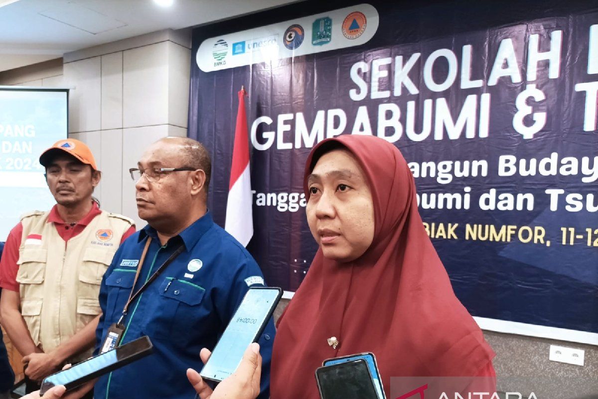 BMKG: SLG gempa bumi-tsunami tingkatkan edukasi bencana warga Biak