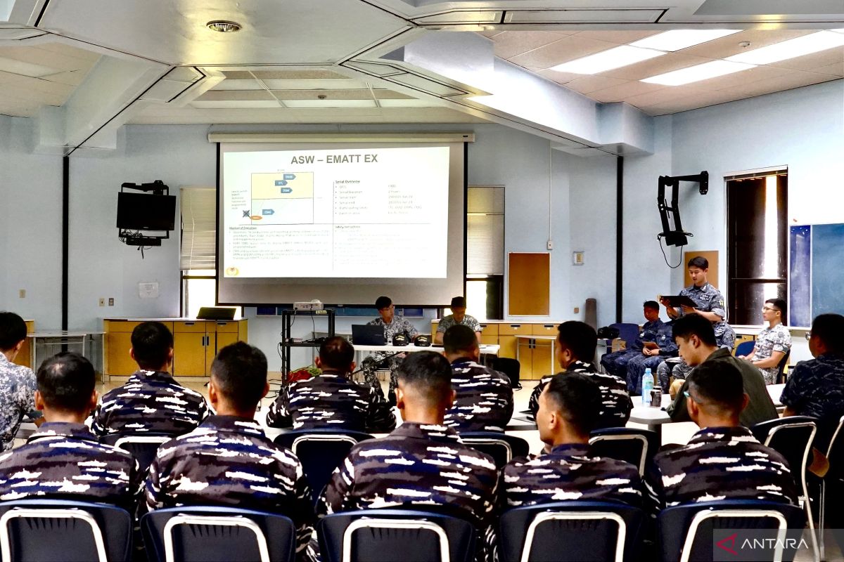 KRI REM-331 terima pembekalan di Guam sebelum berlayar ke Hawaii