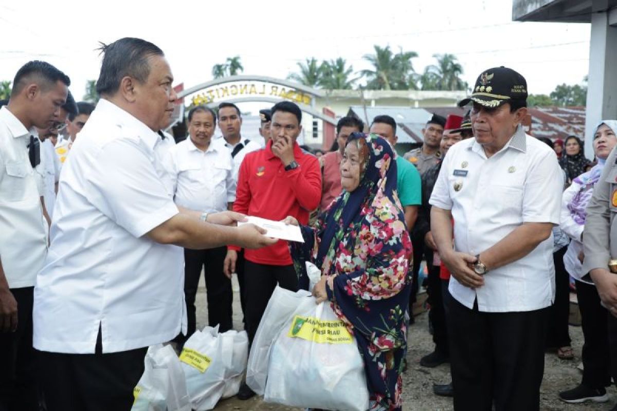 Pemprov Riau salurkan bantuan bagi korban kebakaran di Rokan Hulu