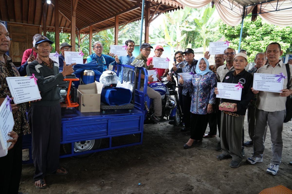 Sleman menyerahkan hibah sarana budi daya ikan air tawar dari KKP