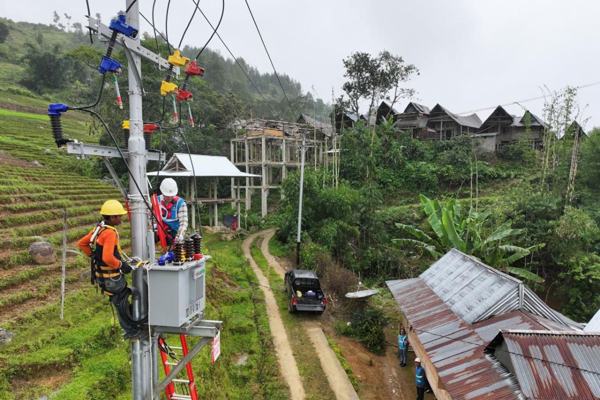 Ribuan warga terpencil di Tator Sulsel kini menikmati listrik PLN 24 jam