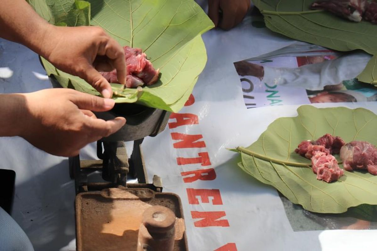 Dompet Dhuafa pilih pembungkus nonplastik untuk bungkus daging kurban