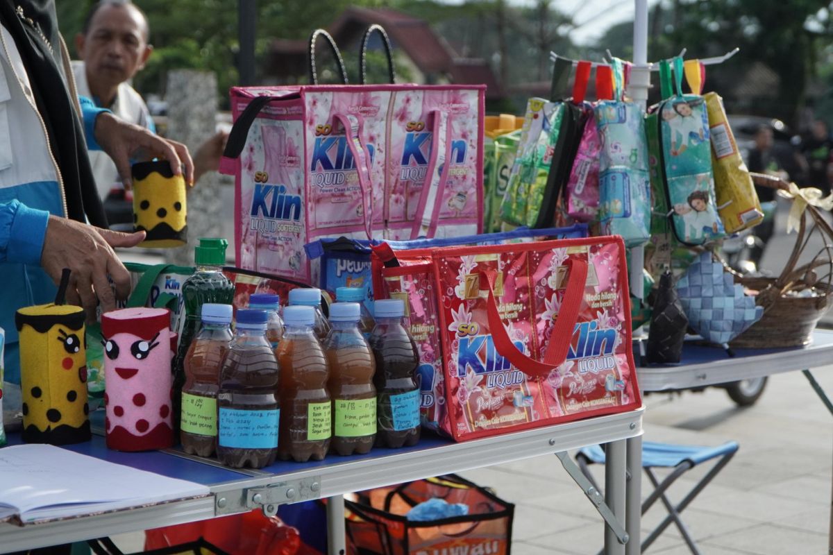 Aksi nyata peduli lingkungan: mitra binaan PLN transformasi sampah Kota Padang