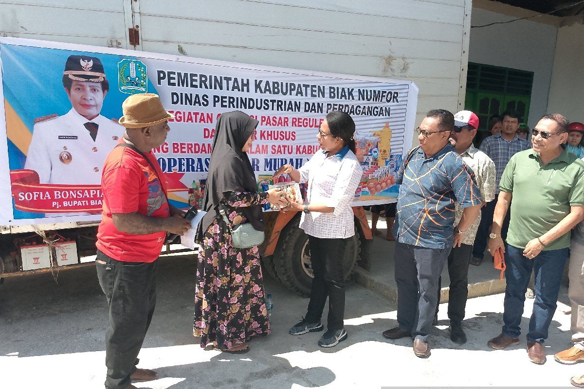 Pj Bupati Biak buka pasar murah Idul Adha untuk kendalikan inflasi