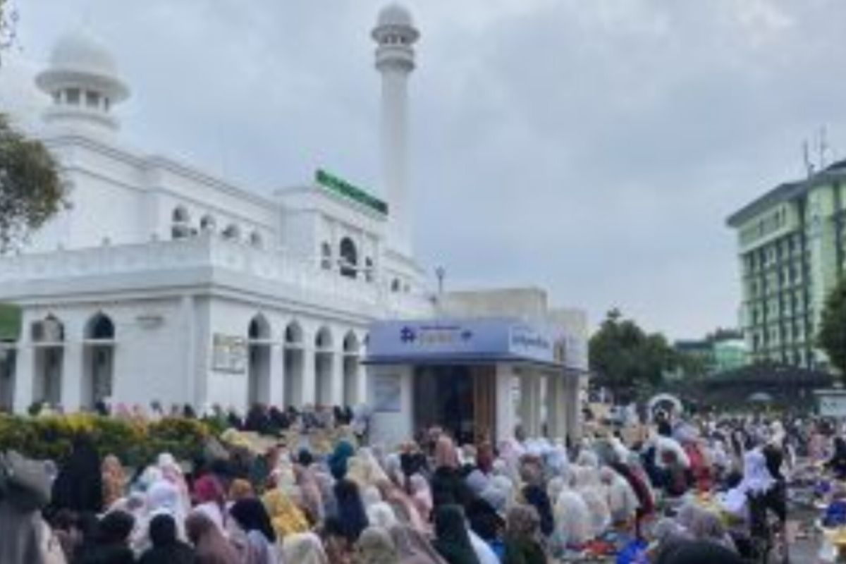 Jamaah shalat Idul Adha di Masjid Al-Azhar melimpah hingga ke halaman