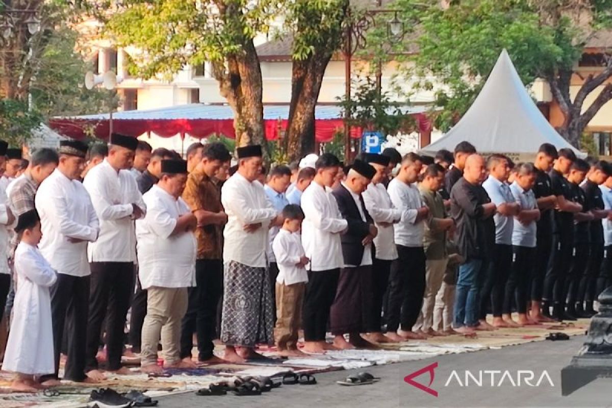 Gibran Shalat Id di Halaman Balai Kota Surakarta