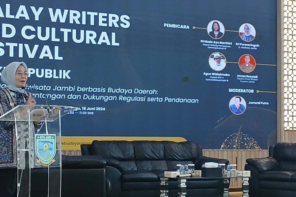 Penjabat Wali Kota Jambi Sri Purwaningsih saat agenda Malay Writers and Cultural Festival 2024, Minggu (16/6/2024). (ANTARA/Tuyani)