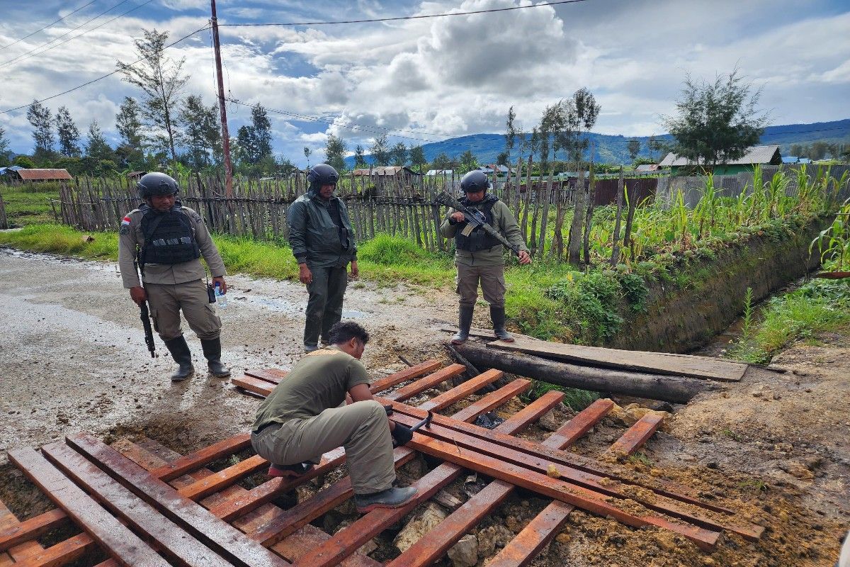 Satgas Damai Cartenz bantu membangun jembatan di Paniai - ANTARA News Papua