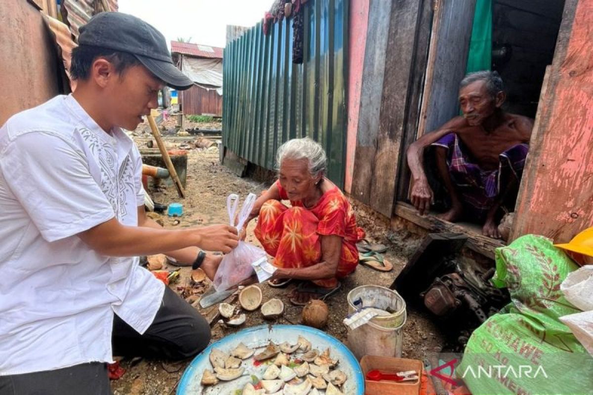 PT.SLG berbagi daging hewan kurban bagi warga lanjut usia di Kolaka