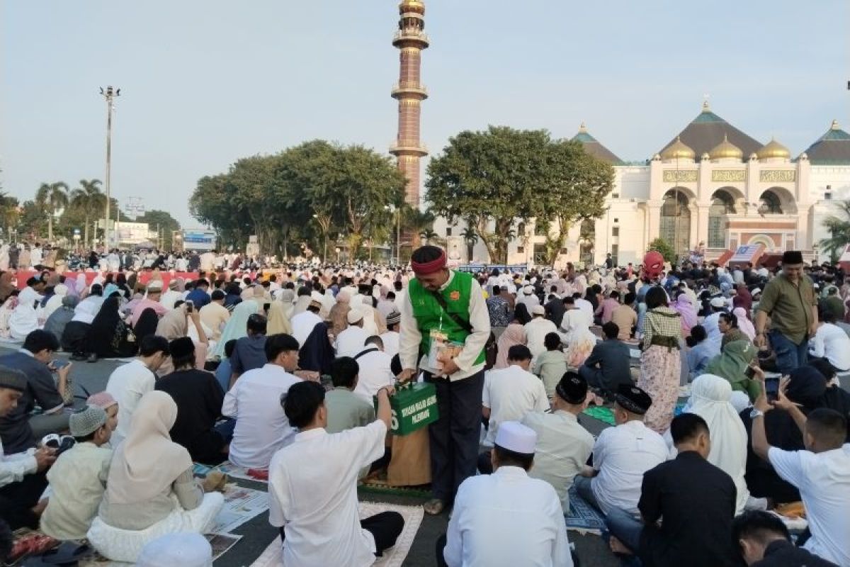 Warga Palembang shalat Idul Adha  sampai Jembatan Ampera