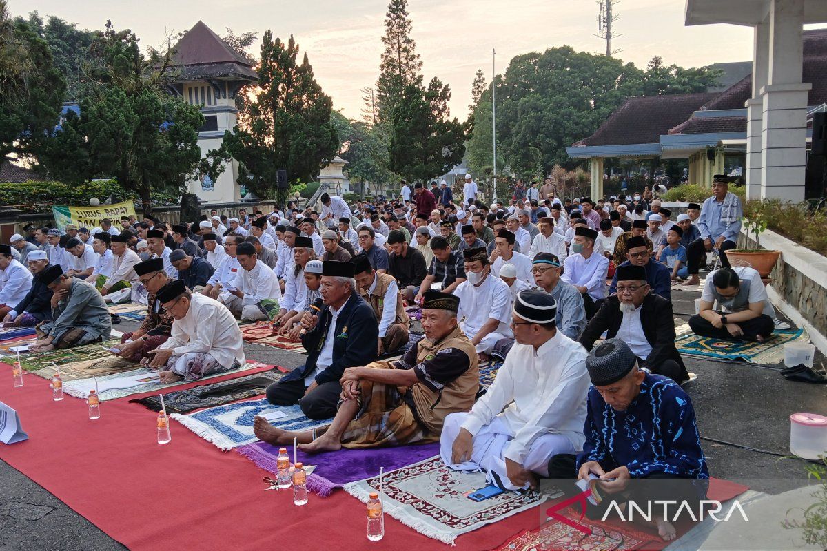 Khatib : Di tengah kemajuan terdapat kesulitan hidup baru